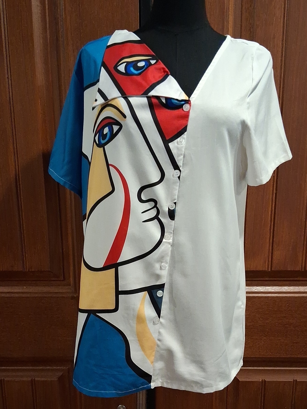 Abstract Print V-Neck Short Sleeve Shirt in White and Blue